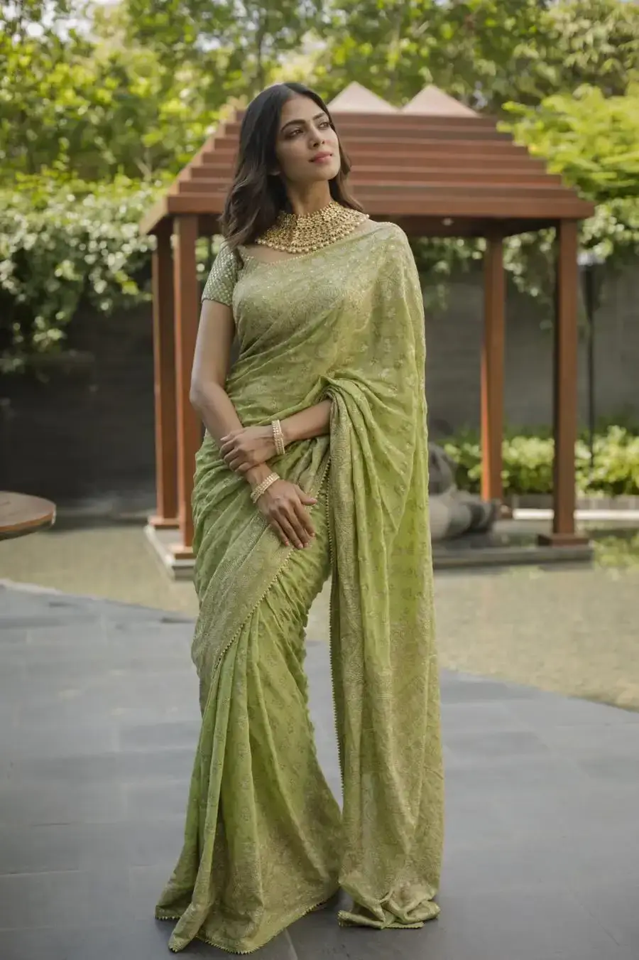 GLAMOROUS INDIAN GIRL MALAVIKA MOHANAN IN GREEN SAREE 8